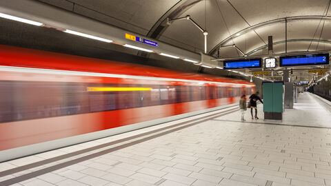 S-Bahn fährt in den Tiefbahnhof ein