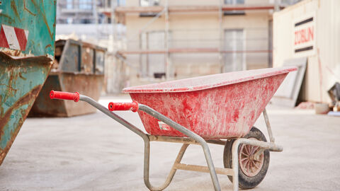 Schubkarre auf Baustelle Schubkarre auf Baustelle