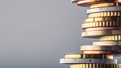 Detailaufnahme gestapelter Münzen