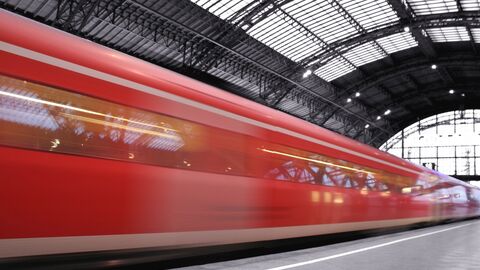 S-Bahn fährt in einen Bahnhof ein