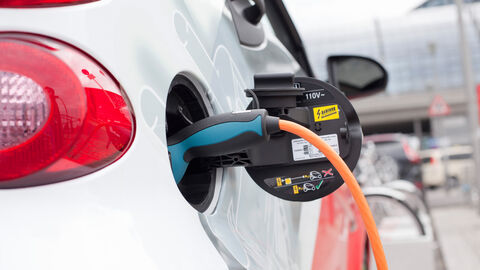 Elektroauto wird aufgeladen