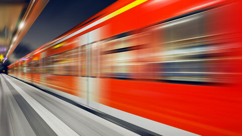 S-Bahn fährt in einen Bahnhof ein S-Bahn fährt in einen Bahnhof ein