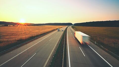 Autobahn mit LKW im Sonnenuntergang