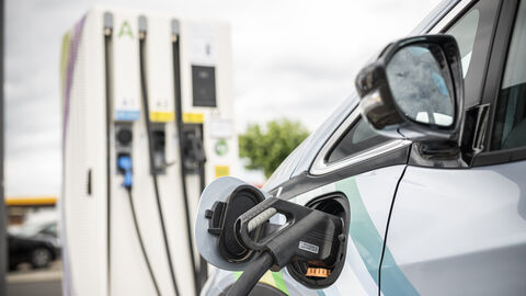 E-Auto wird an E-Ladestation aufgeladen