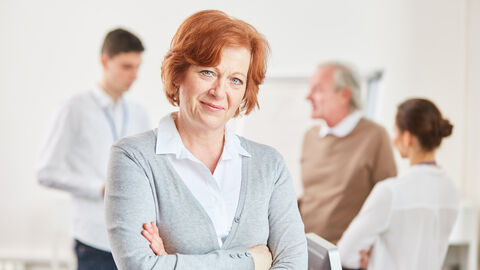 Frau mit verschränkten Armen