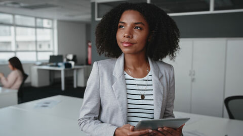 Frauen in der Wirtschaft Junge Frau mit Tablet