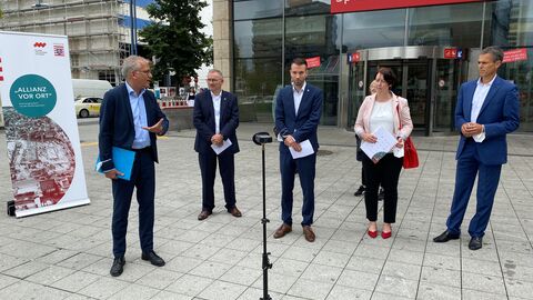 Tarek Al-Wazir auf der Sommertour 2021 in Offenbach auf einem öffentlichem Platz im Gespräch 