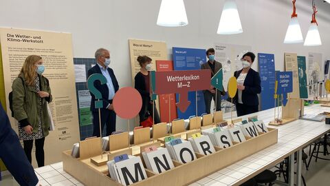 Tarek Al-Wazir auf der Sommertour 2021 in Offenbach in einem Ausstellungsraum zum Thema Klima