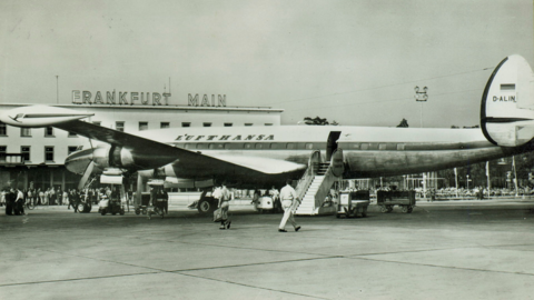 Flugzeug mit angedockter Gangway auf Rollfeld