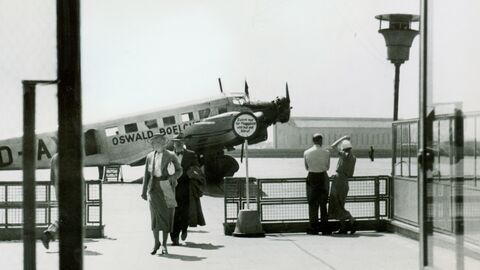 Passagiere auf dem Weg von der Maschine ins Flughafengebäude
