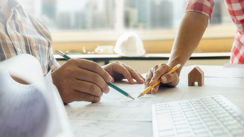 Nahaufnahme eines Beratungsgesprächs bezüglich eines Bauvorhabens