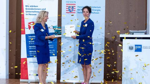 Simone Weinmann-Mang erhält von Dr. Mandy Pastohr den 1. Hessischen Unternehmerinnenpreis