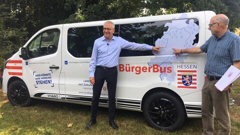 Hessens Verkehrsminister Tarek Al-Wazir bei der Übergabe eines Bürgerbusses
