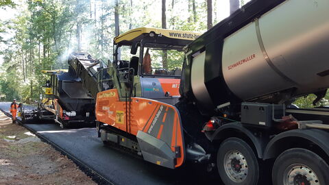 Asphaltfertiger bei der Arbeit