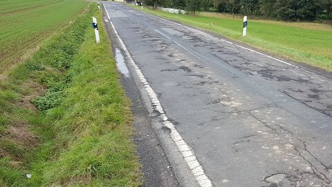 Straße in schlechtem Zustand Grebenau-Merlos Straße in schlechtem Zustand
