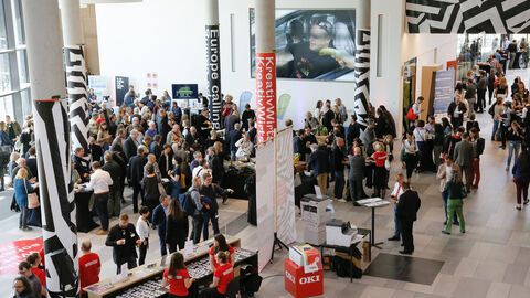 Kreativwirtschaftstag in Hessen Kreativwirtschaftstag in Hessen - eine Halle voll mit Besucherinnen und Besuchern in Frankfurt