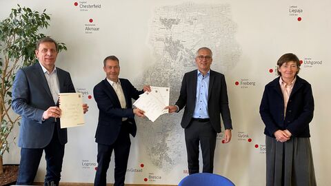 Wohnungsbauminister Al-Wazir bei der Bescheidübergabe in Darmstadt