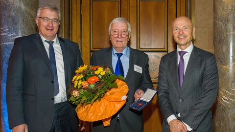 Dipl.-Ing. Ingolf Kluge (Präsident der Ingenieurkammer Hessen), Univ.-Prof. Dr.-Ing. Dr.-Ing. E.h. Udo F. Meißner, Staatssekretär Dr. Philipp Nimmermann (v.l.).