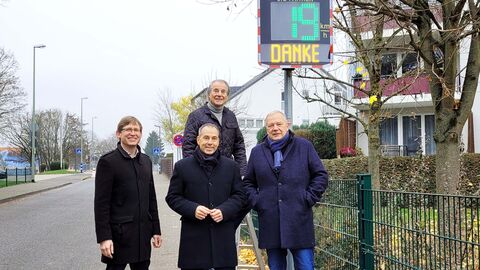 Vier Männer bei der Einrichtung des Dialogdisplays in Eschborn