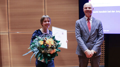 Preisverleihung Hessischer Staatspreis für das Deutsche Kunsthandwerk Überreichung der Urkunde zum Hessischen Staatspreis für das Deutsche Kunsthandwerk