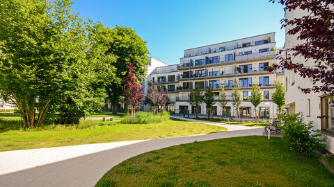 Blick in eine Wohnanlage mit Neubauten