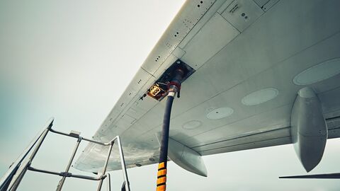 Flugzeug wird betankt Flugzeug wird betankt