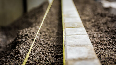 Verlegte Steine auf Erde