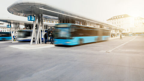 Busse fahren von modernem Busbahnhof los