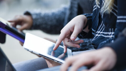 Personen arbeiten an Tablets