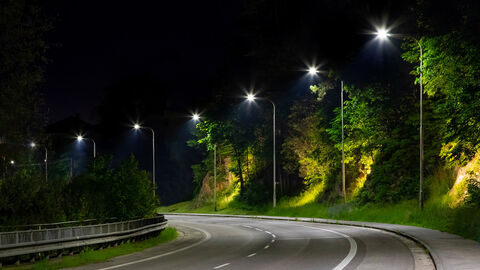 Straße bei Nacht mit moderner LED-Beleuchtung Straße bei Nacht mit moderner LED-Beleuchtung