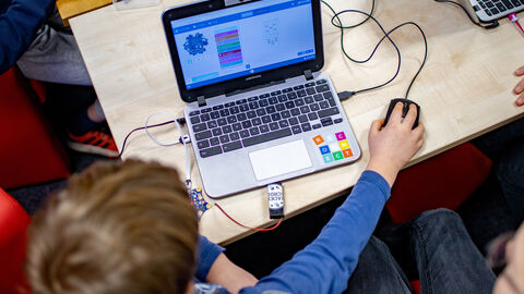 Kind arbeitet an Laptop