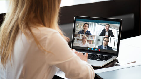 Frau befindet sich in einer Online-Konferenz am Laptop Frau befindet sich in einer Online-Konferenz am Laptop
