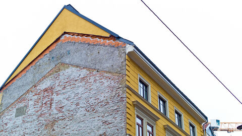 Eine Baulücke zwischen zwei Häusern in einer Stadt