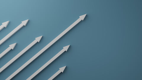 Weiße Pfeile zeigen nach rechts oben