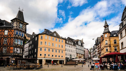 Sanierte Fachwerkbauten rund um einen Platz in Marburg