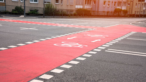 Rote Radwege an einer Straßenkreuzung Rote Radwege an einer Straßenkreuzung
