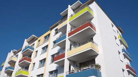 Saniertes Wohngebäude mit bunten Balkonen
