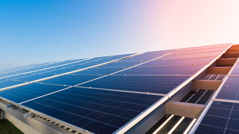 Mehrere Solarpanels auf einem Dach