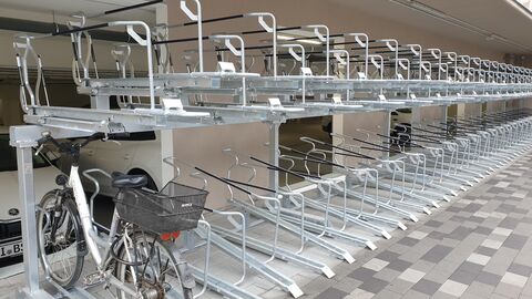 Ein Fahrrad steht in einer Fahrradabstellanlage