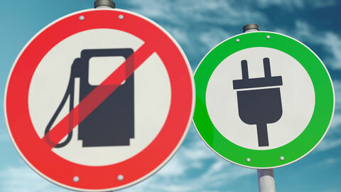 Verkehrsschilder mit Zapfsäule und Elektrostecker