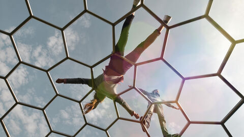 Gespanntes Netz mit Kindern