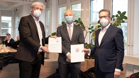 Übergabe eines Förderbescheids durch Staatssekretär Nimmermann