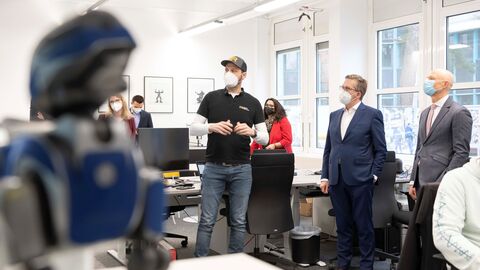 Bescheidübergabe für Grunderzentrum durch Staatssekretär Nimmermann