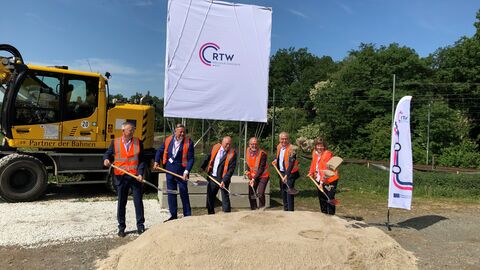 Verkehrsminister Al-Wazir und weitere Stakeholder beim ersten Spatenstich der Regionaltangente West in Frankfurt