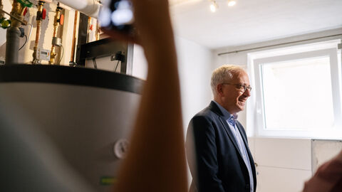 Tarek Al-Wazir auf Energiespartour in einem Wohnhaus Tarek Al-Wazir auf Energiespartour in einem Wohnhaus