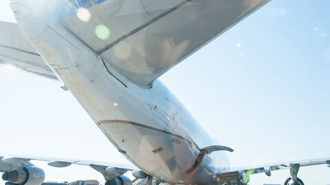 Flugzeug am Flughafen Frankfurt von unten fotografiert