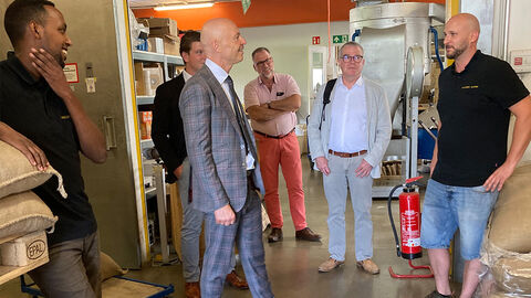 Staatssekretär Nimmermann bei Wacker Kaffee, die einen Digitalisierungszuschuss erhalten haben.