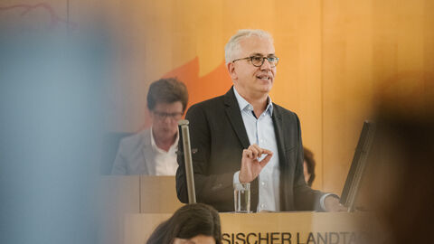 Minister Tarek Al-Wazir im Landtag