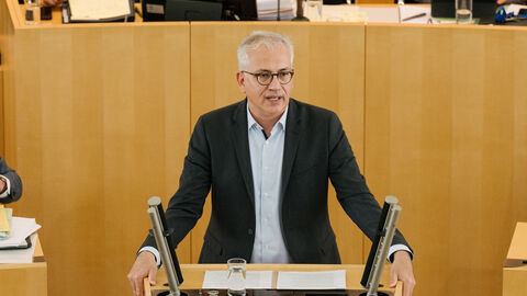 Minister Tarek Al-Wazir im Landtag