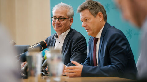 Bundeswirtschafts- und Klimaschutzminister Robert Habeck und Hessens Wirtschaftsminister- und Energieminister Tarek Al-Wazir dringen auf ein beschleunigtes Vorantreiben der Unabhängigkeit von fossilen Energien. Wirtschafts- und Energieminister von Hessen und dem Bund bei Pressestatement: Tarek Al-Wazir und Robert Habeck